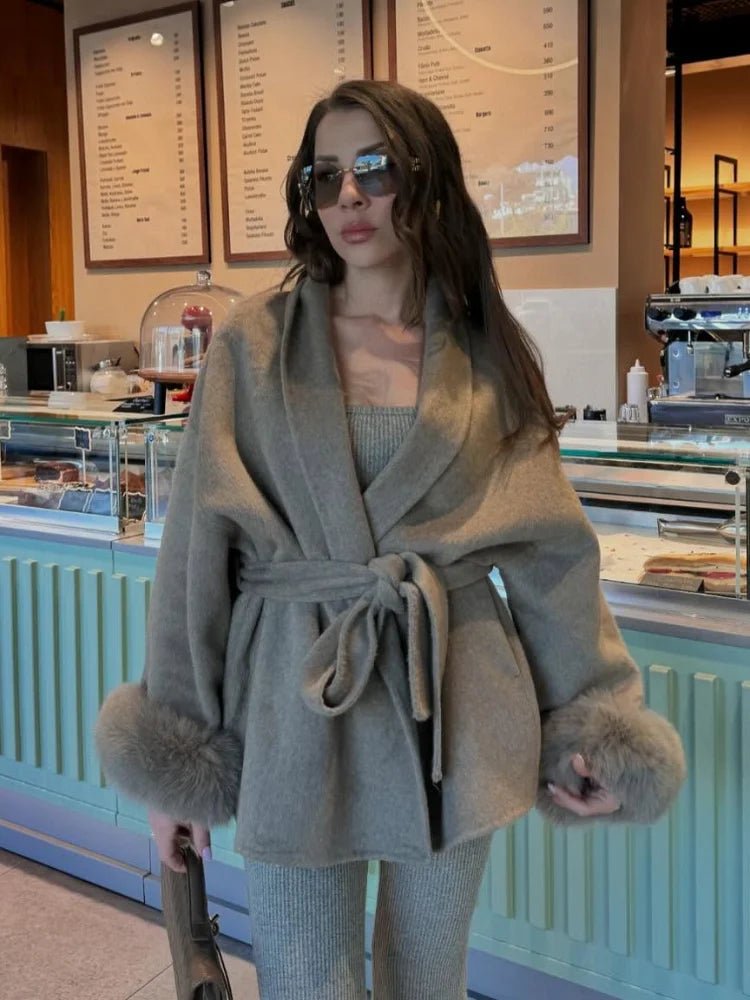 Veste Femme Laine Manches Fourrure - Col V Lacets color - RD Alcuni - Boutique Tech, Mode & Gaming